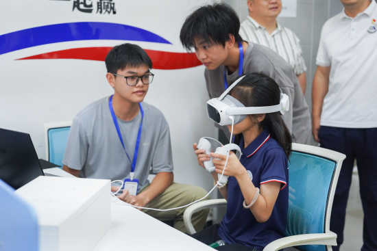 華東交通大學信息工程學院學生正在指導研學團成員體驗VR游戲