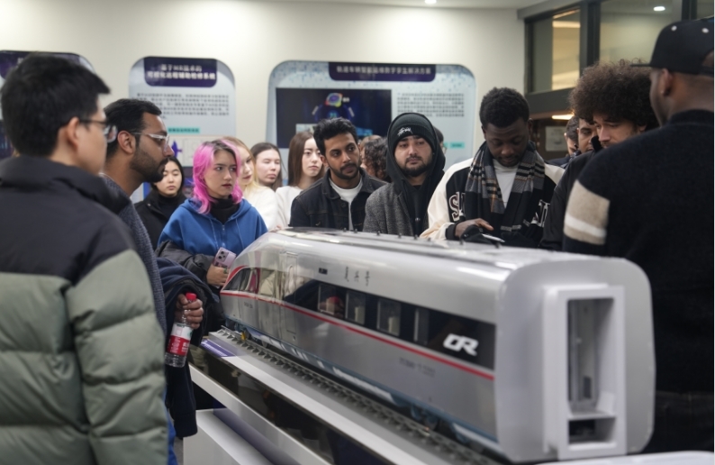 中外青年同行“友誼路”