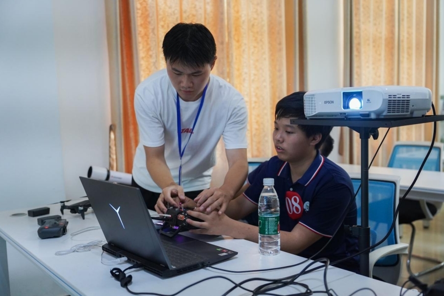 華東交通大學(xué)信息工程學(xué)院學(xué)生正在指導(dǎo)研學(xué)團成員操控?zé)o人機。 華東交通大學(xué)信息工程學(xué)院學(xué)生正在指導(dǎo)研學(xué)團成員操控?zé)o人機。