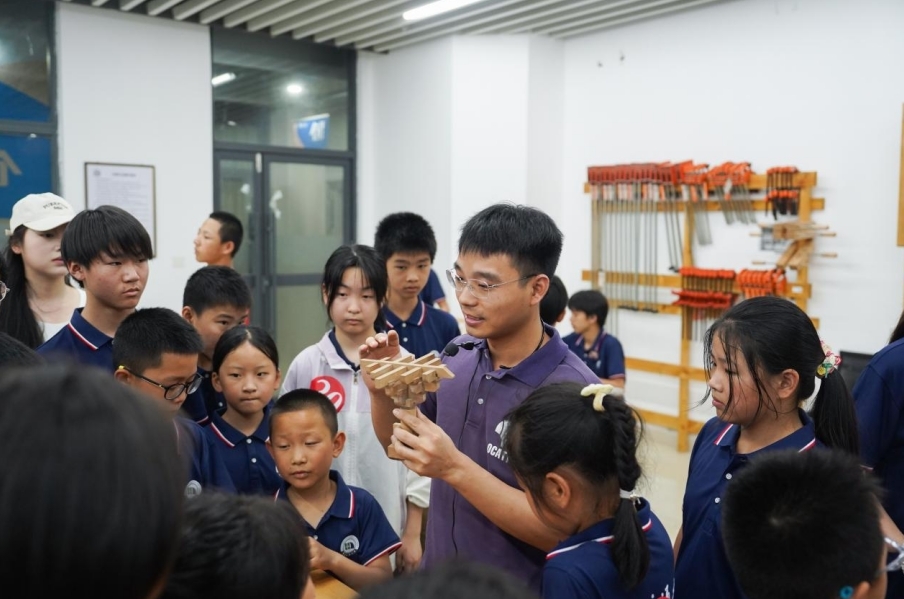 華東交通大學(xué)基礎(chǔ)實驗與工程實踐中心老師正在給研學(xué)團成員講解榫卯工藝。 華東交通大學(xué)基礎(chǔ)實驗與工程實踐中心老師正在給研學(xué)團成員講解榫卯工藝。